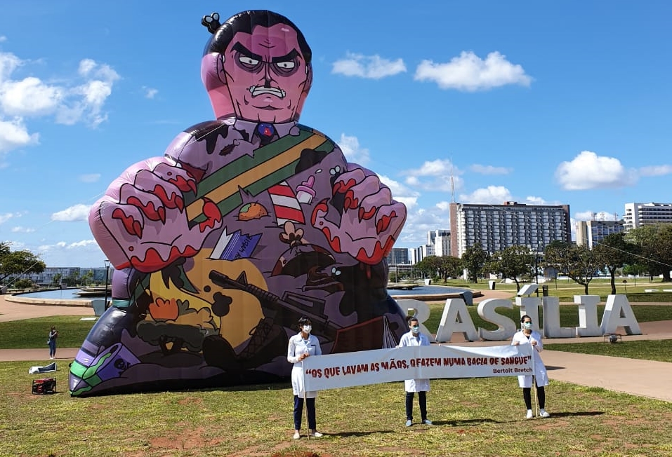 Manifestantes fazem ato contra Bolsonaro e por mais investimento na saúde, nesta terça em Brasília